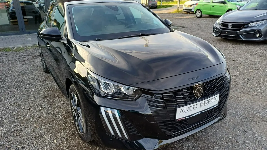 PEUGEOT 208 -