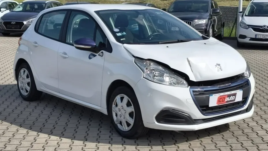 PEUGEOT 208 -