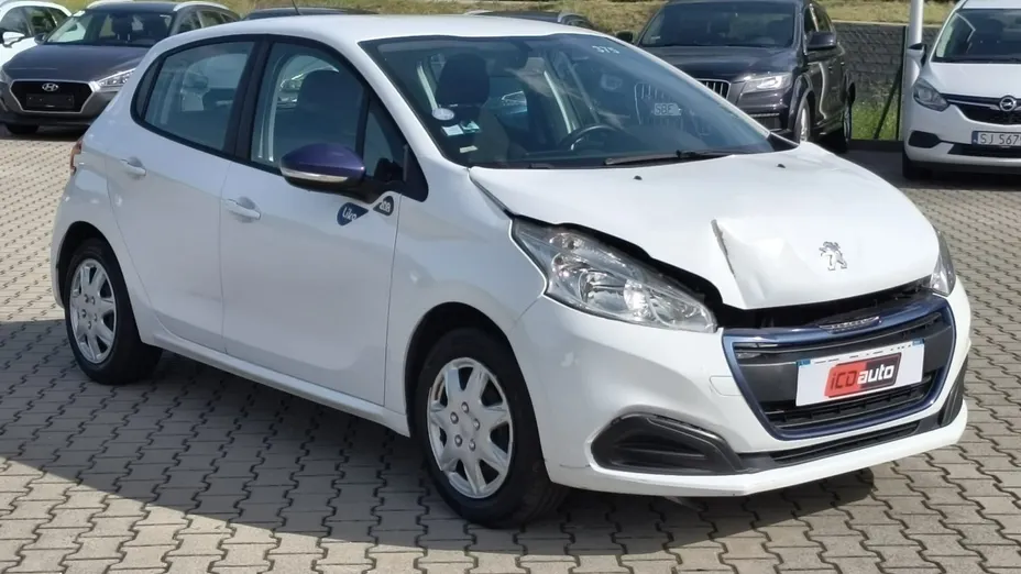 PEUGEOT 208 -