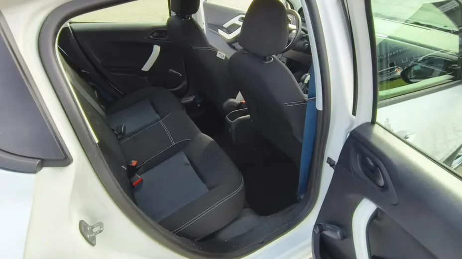 PEUGEOT 208 -