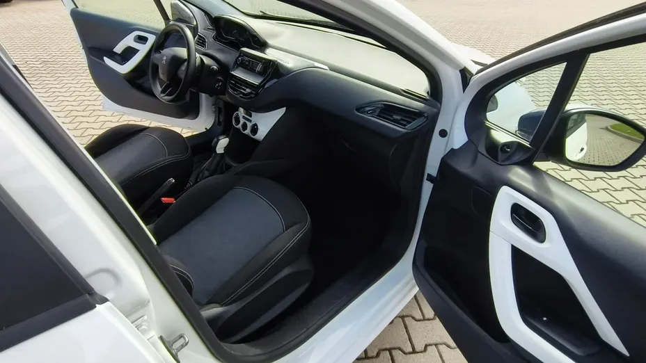 PEUGEOT 208 -