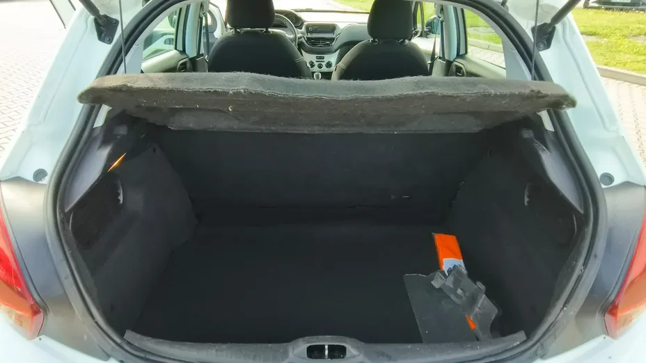 PEUGEOT 208 -