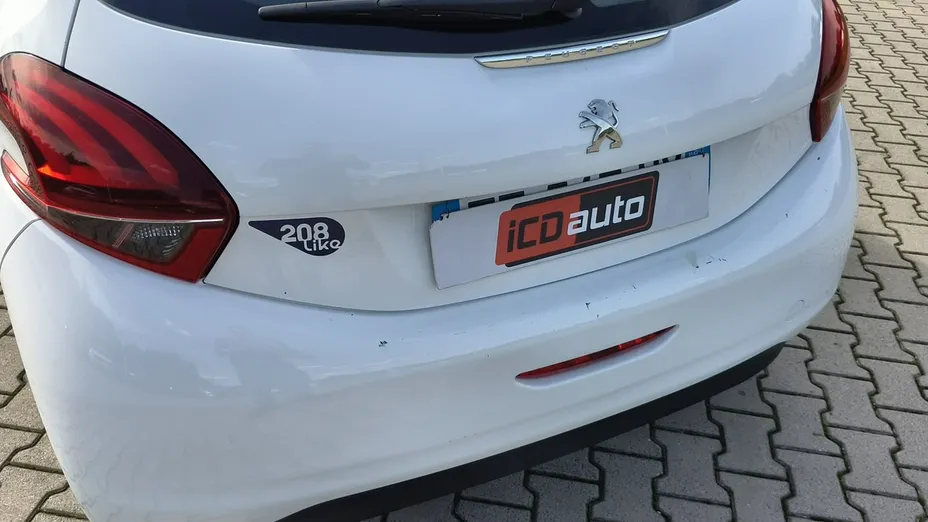 PEUGEOT 208 -