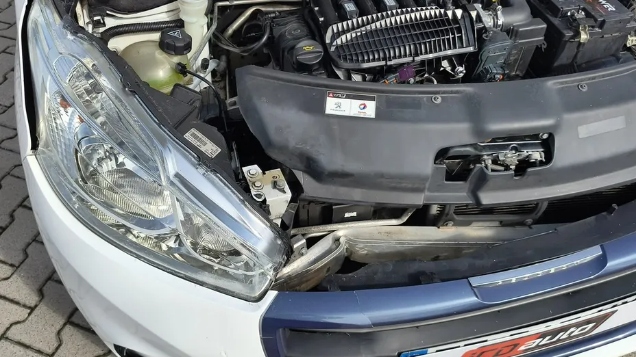 PEUGEOT 208 -