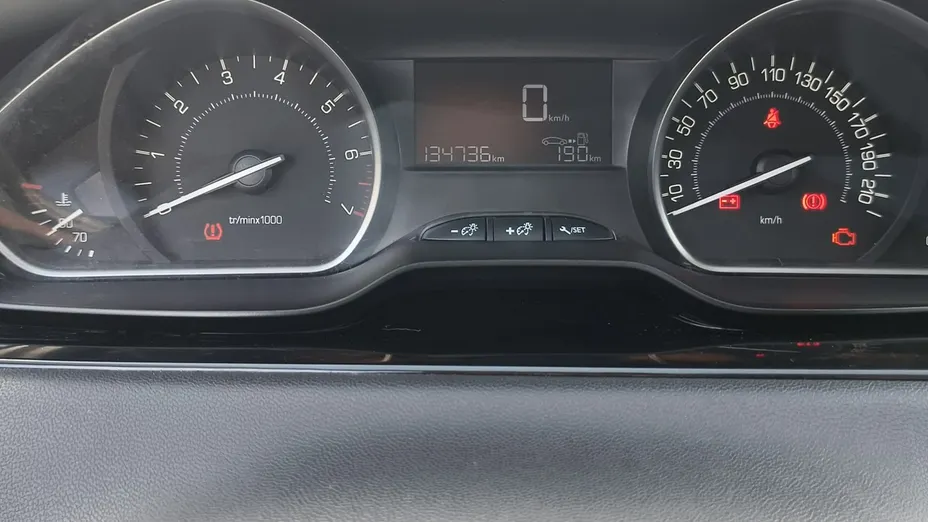 PEUGEOT 208 -