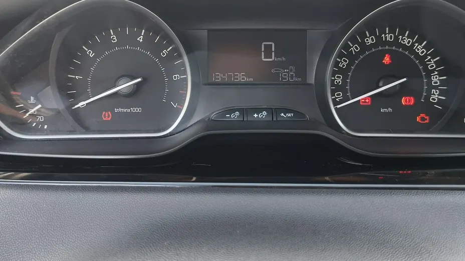 PEUGEOT 208 -