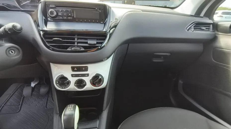 PEUGEOT 208 -