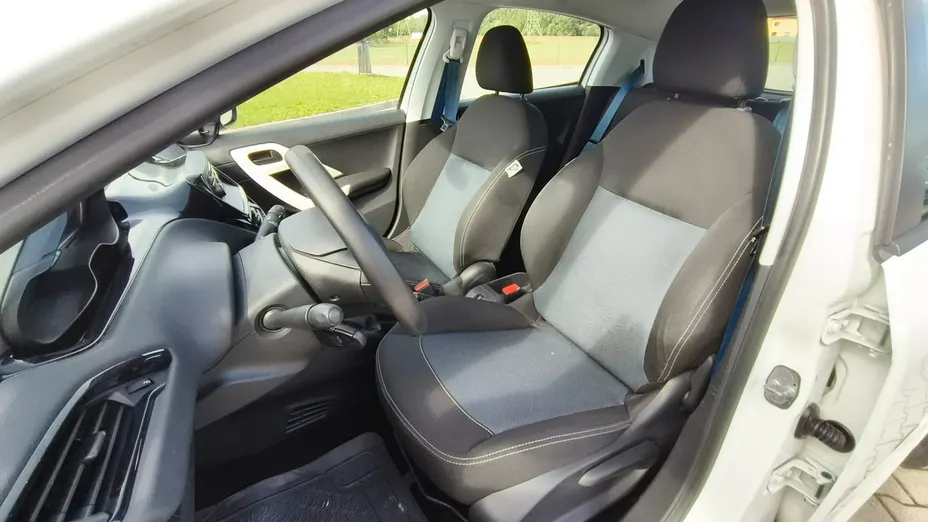 PEUGEOT 208 -