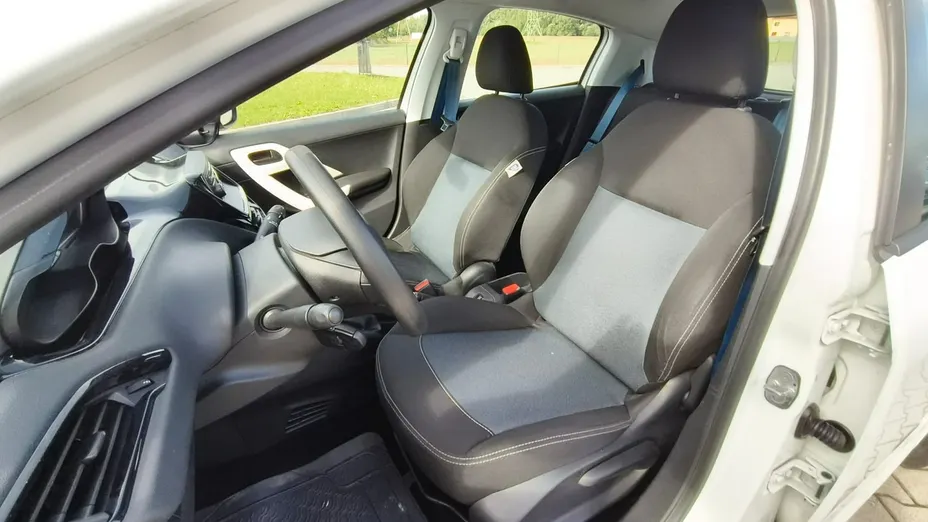 PEUGEOT 208 -