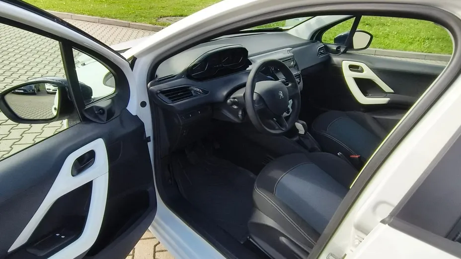 PEUGEOT 208 -