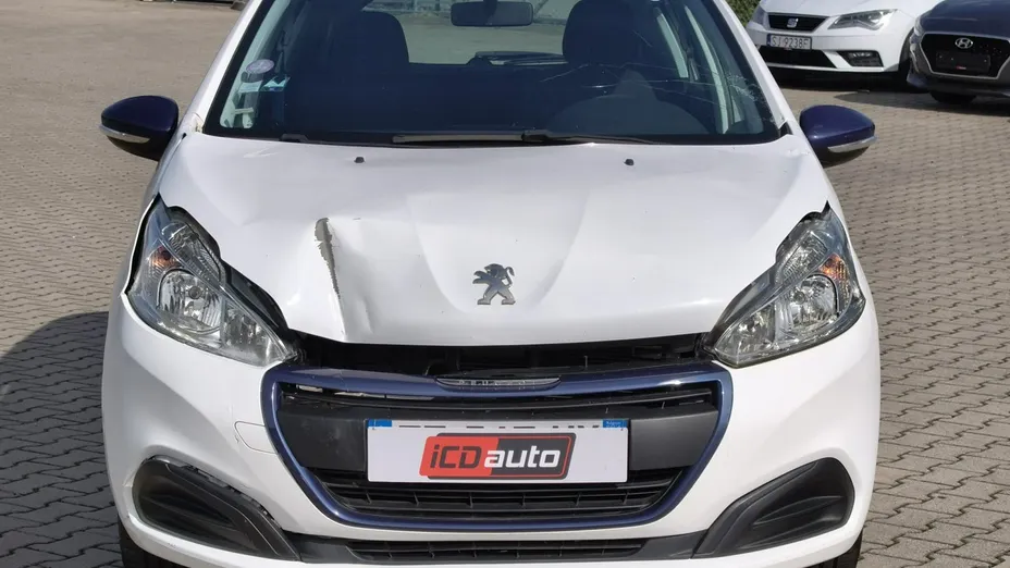 PEUGEOT 208 -