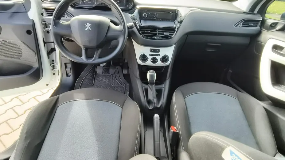 PEUGEOT 208 -