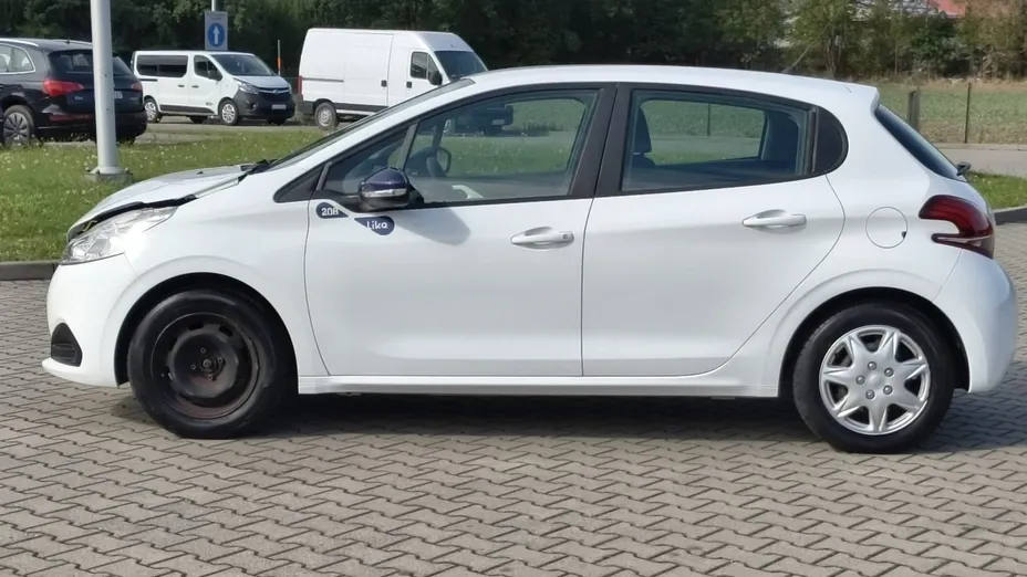 PEUGEOT 208 -