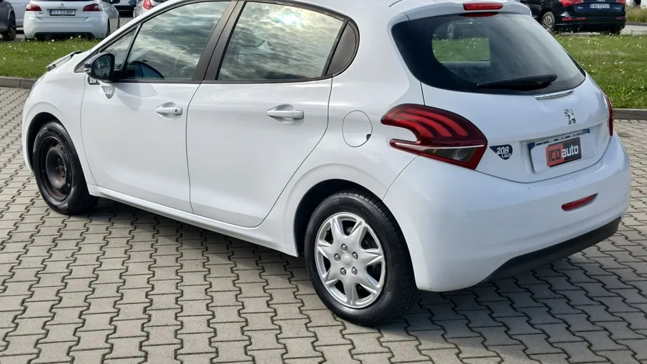 PEUGEOT 208 -