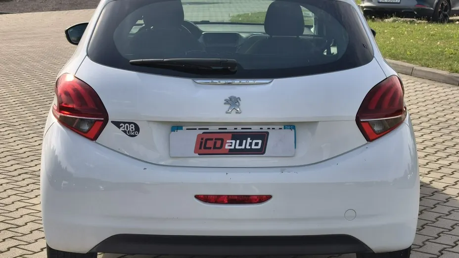 PEUGEOT 208 -