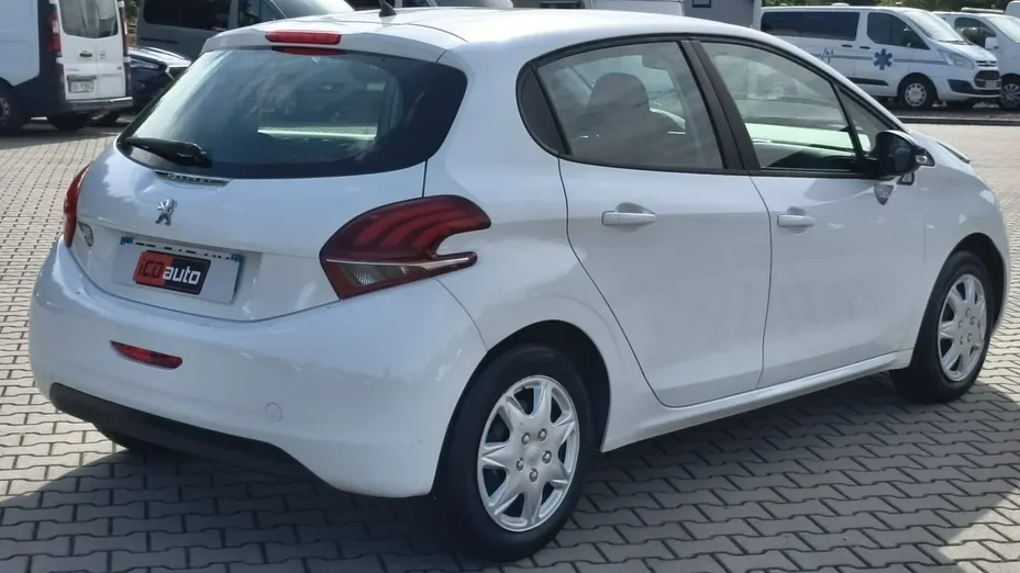 PEUGEOT 208 -