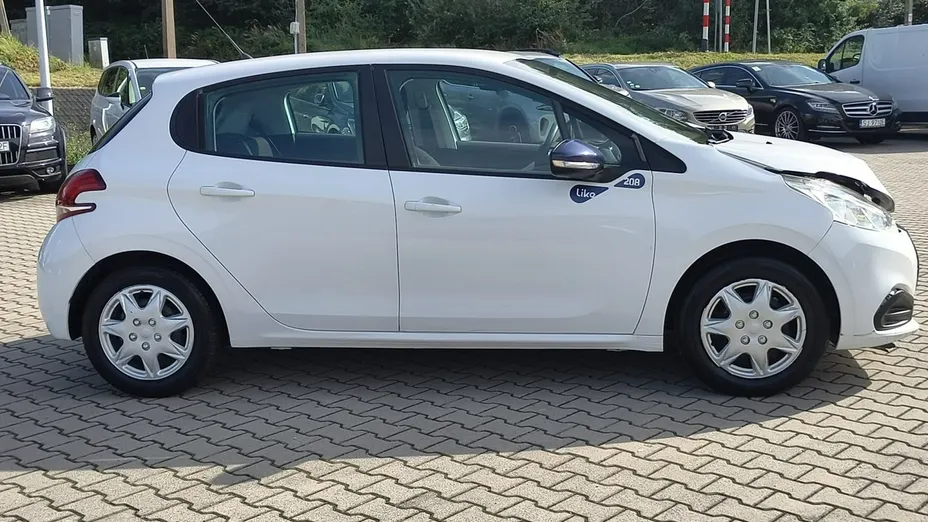 PEUGEOT 208 -