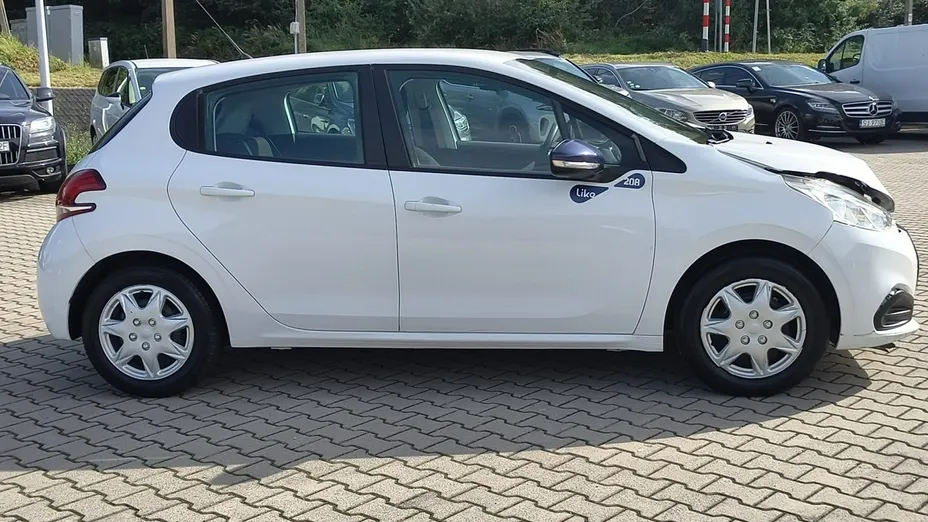 PEUGEOT 208 -