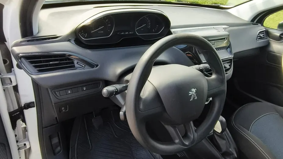 PEUGEOT 208 -