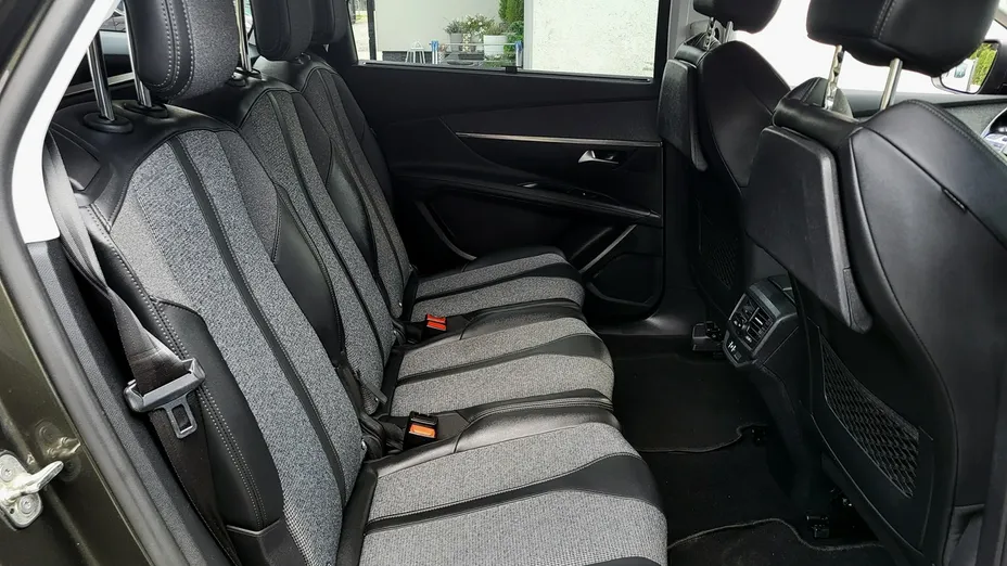 PEUGEOT 5008 -