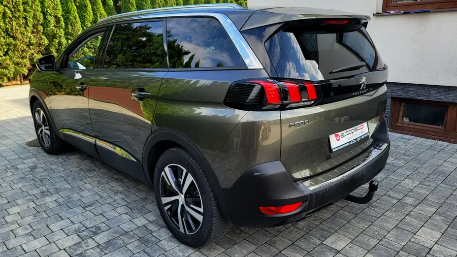 PEUGEOT 5008 -