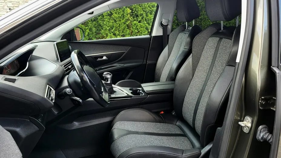 PEUGEOT 5008 -