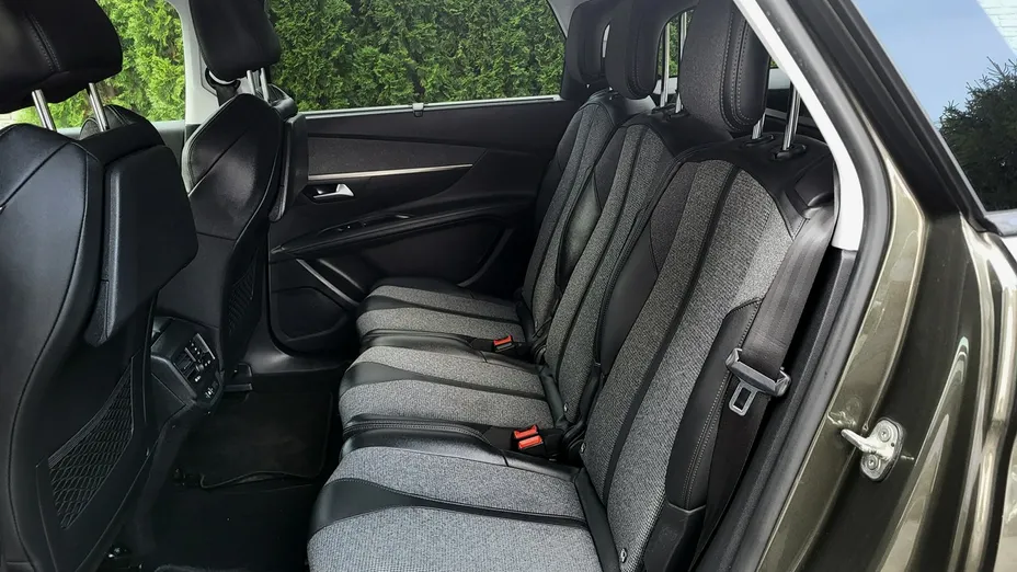 PEUGEOT 5008 -