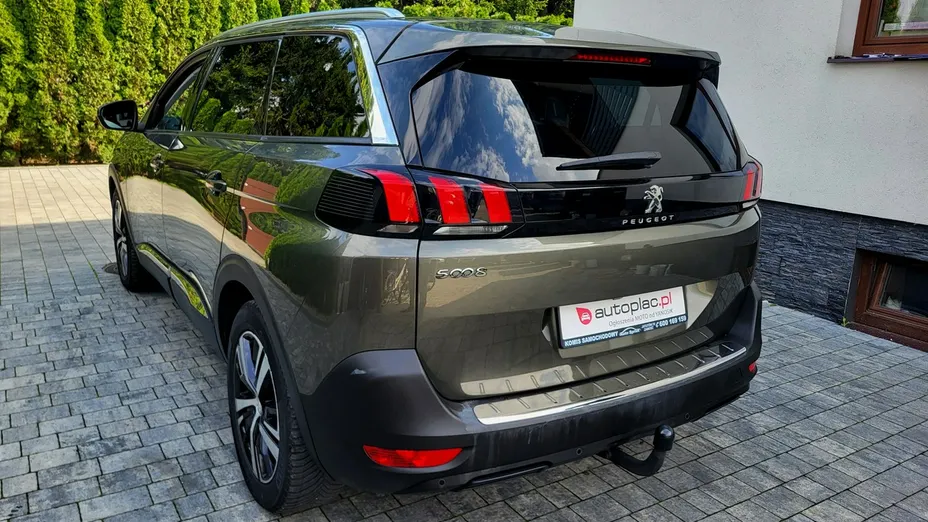 PEUGEOT 5008 -