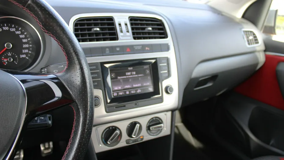 VOLKSWAGEN Polo -