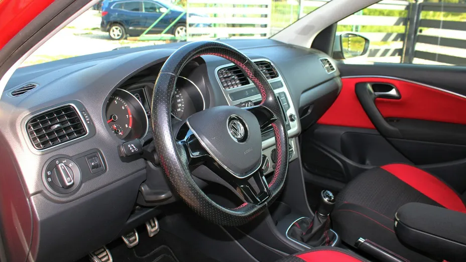 VOLKSWAGEN Polo -