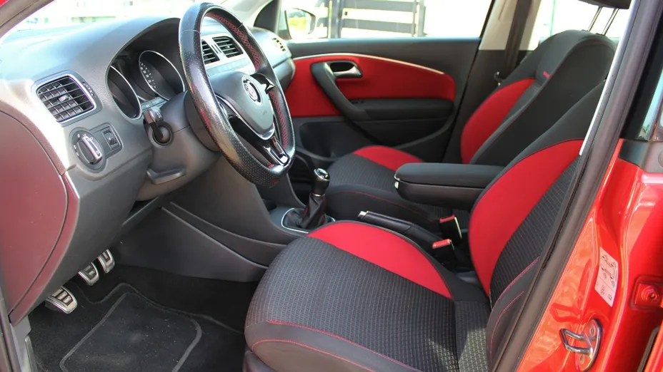 VOLKSWAGEN Polo -