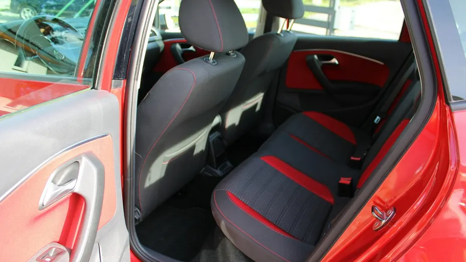 VOLKSWAGEN Polo -
