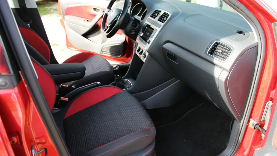 VOLKSWAGEN Polo -