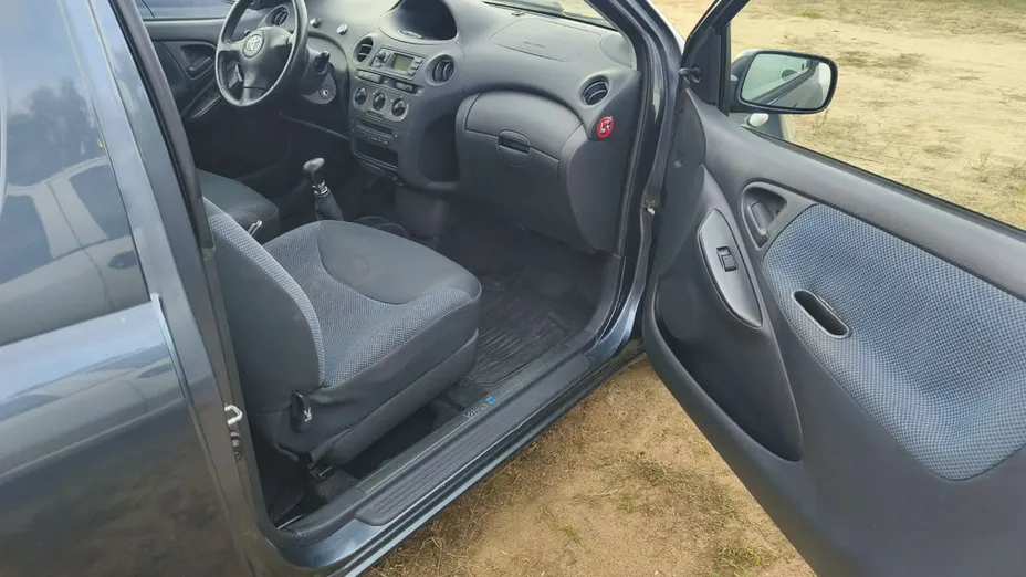TOYOTA Yaris -