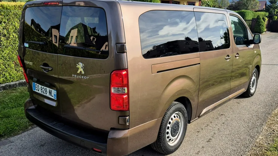 PEUGEOT Traveller -