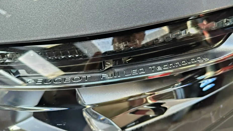 PEUGEOT 3008 -