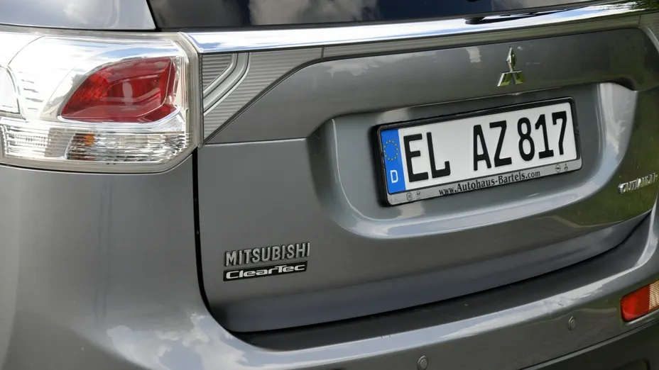 MITSUBISHI Outlander -
