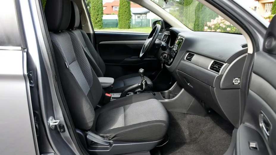 MITSUBISHI Outlander -
