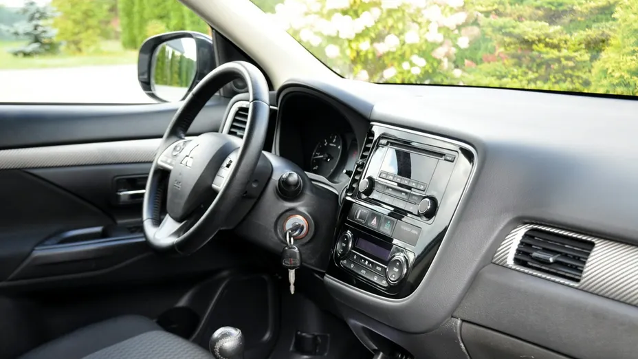 MITSUBISHI Outlander -