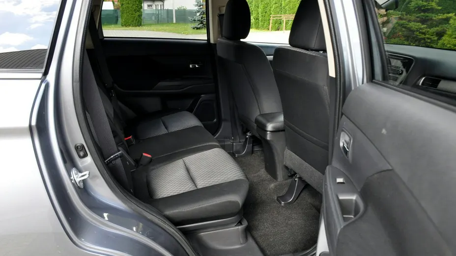 MITSUBISHI Outlander -