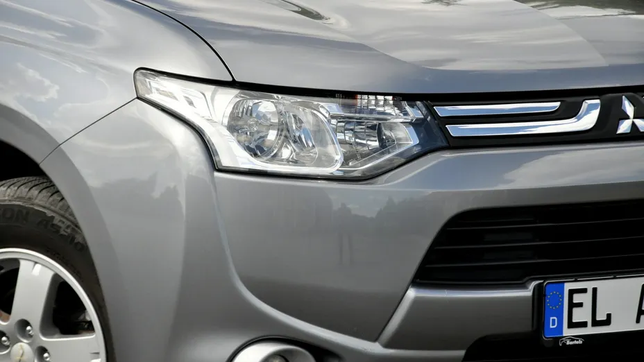 MITSUBISHI Outlander -