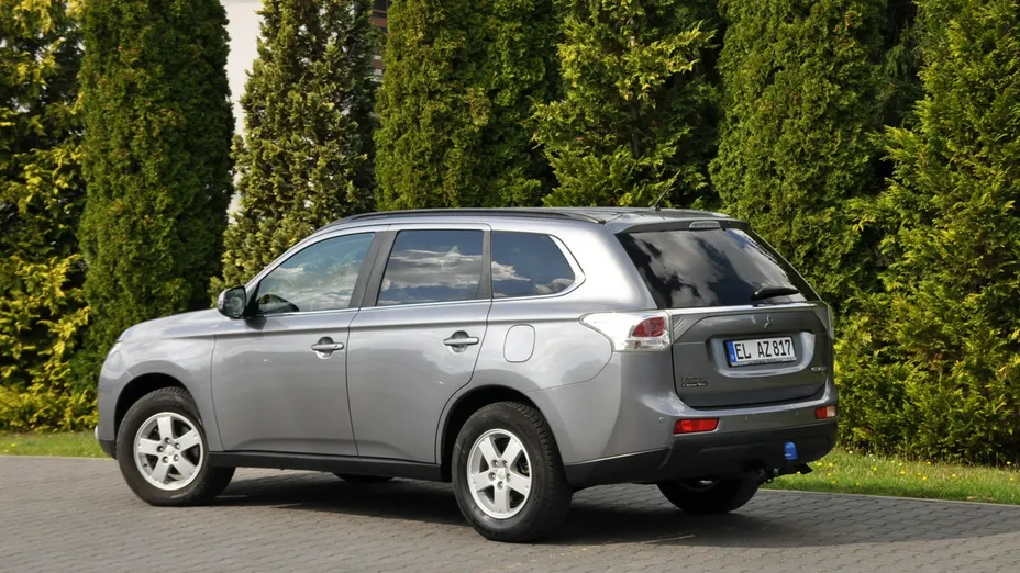 MITSUBISHI Outlander -