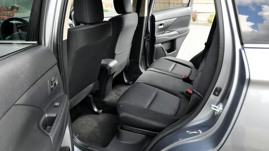 MITSUBISHI Outlander -