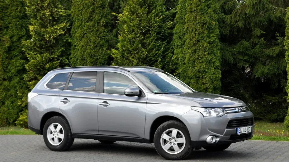 MITSUBISHI Outlander -