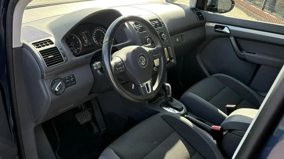 VOLKSWAGEN Touran -