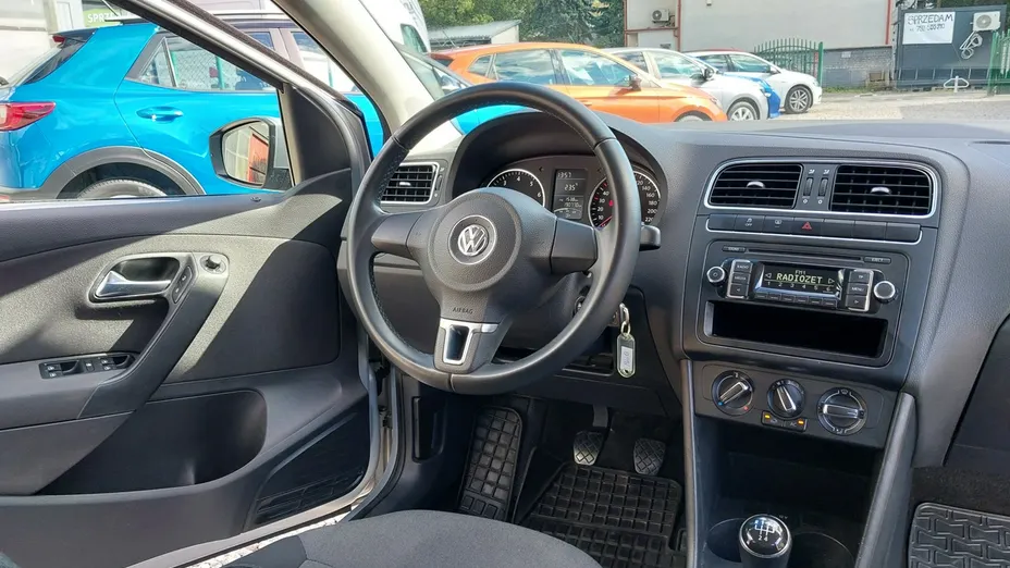 VOLKSWAGEN Polo -