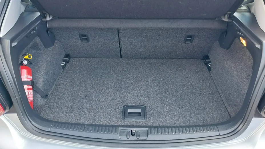 VOLKSWAGEN Polo -