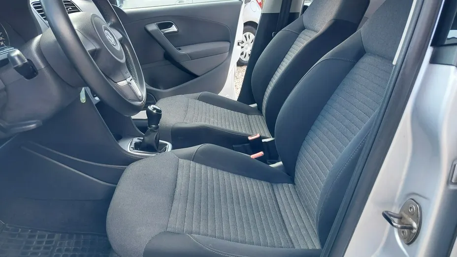 VOLKSWAGEN Polo -