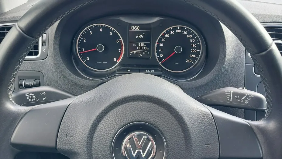 VOLKSWAGEN Polo -