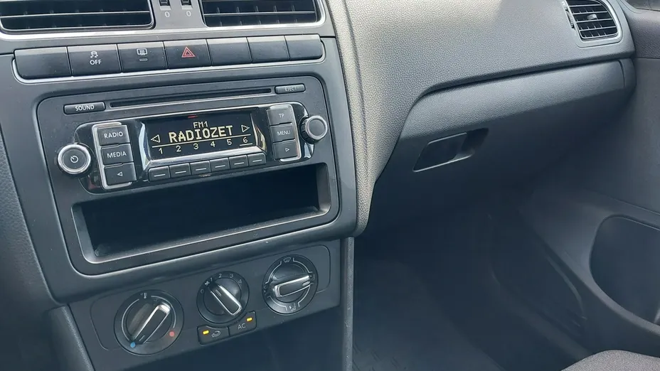 VOLKSWAGEN Polo -